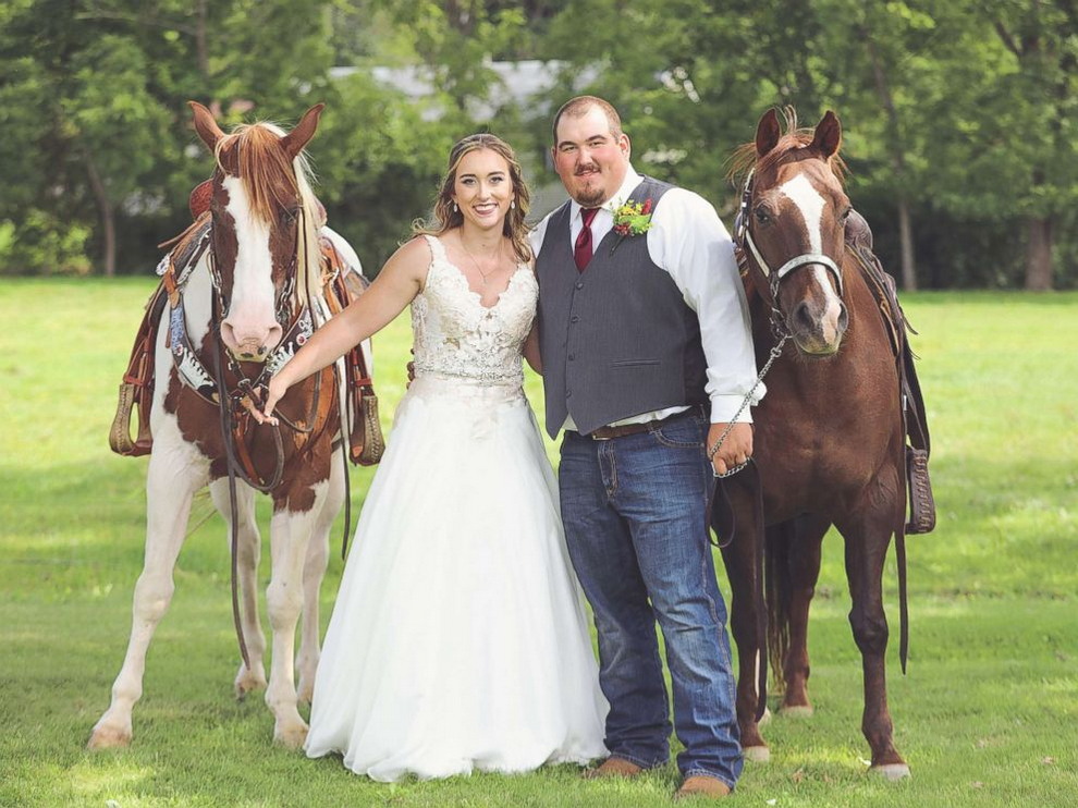 Веселая лошадь затмила невесту на свадебных снимках