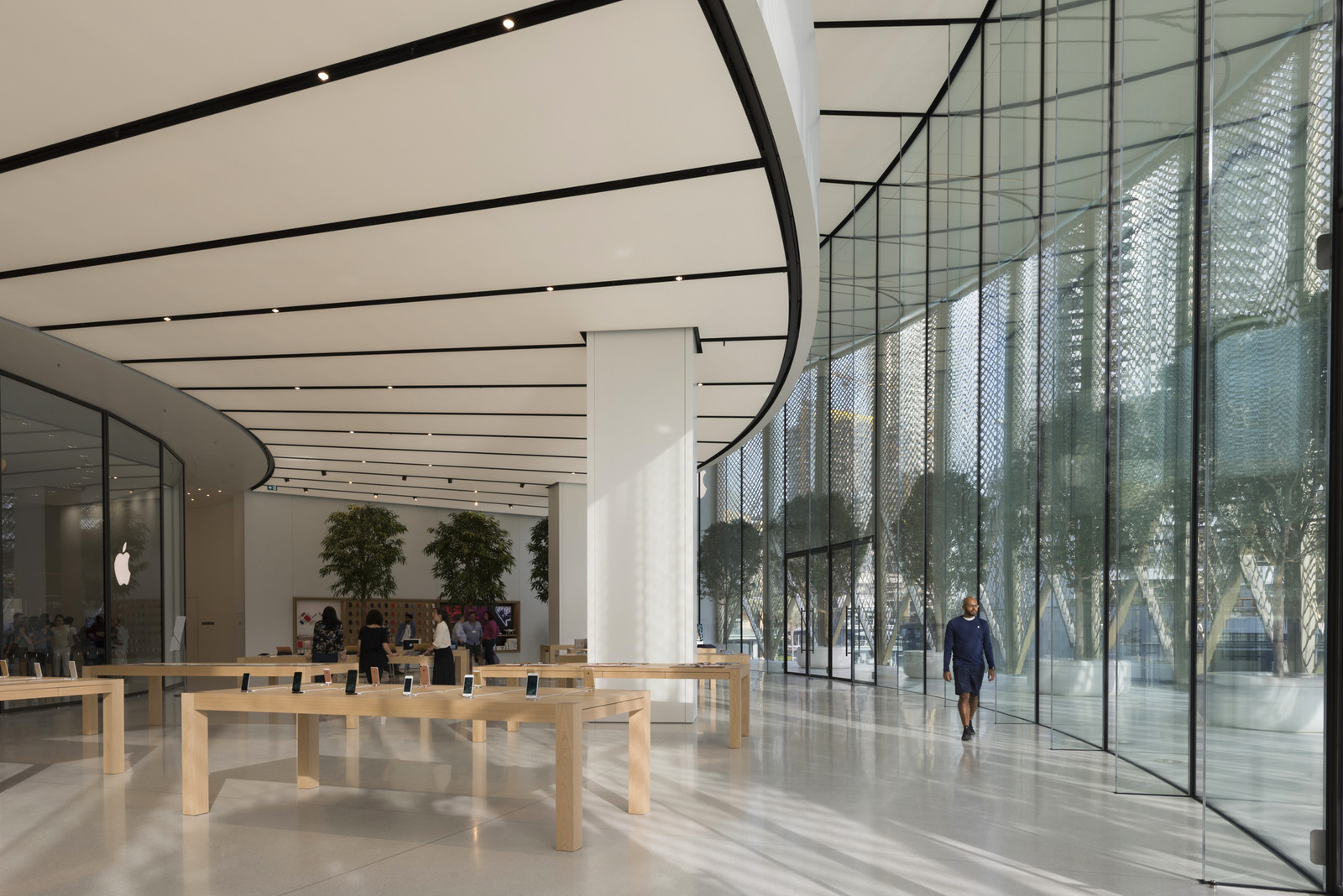 Флагманский магазин Apple в Дубае