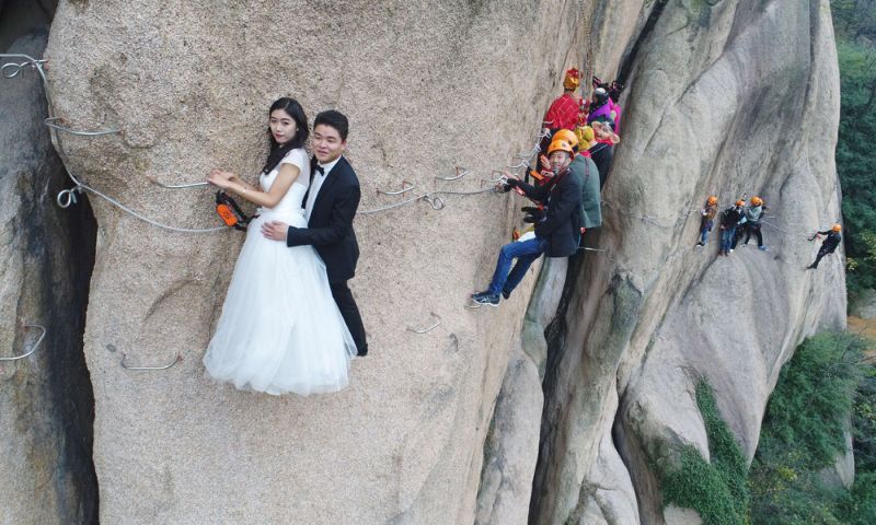 Китайские новобрачные сыграли свадьбу на отвесе скалы