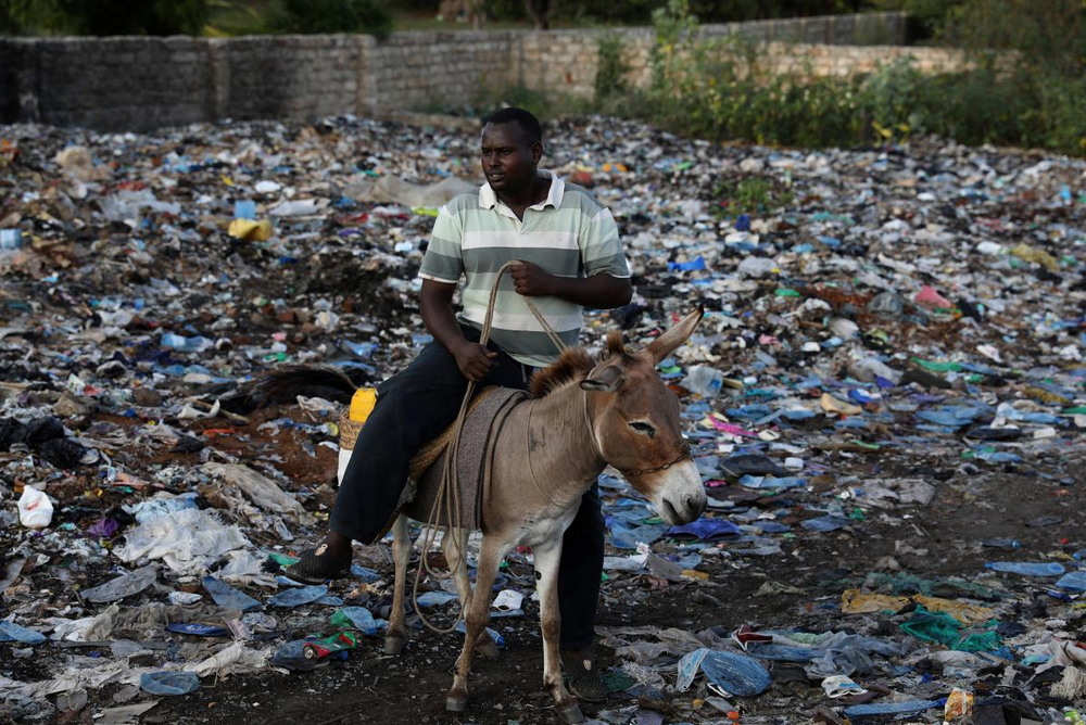 Мастера в Кении строят лодки из пластиковых отходов