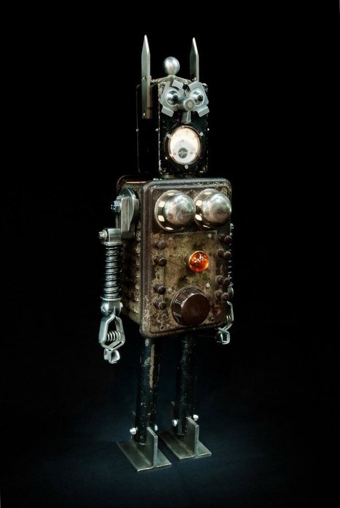 Скульптуры роботов из старых металлических деталей