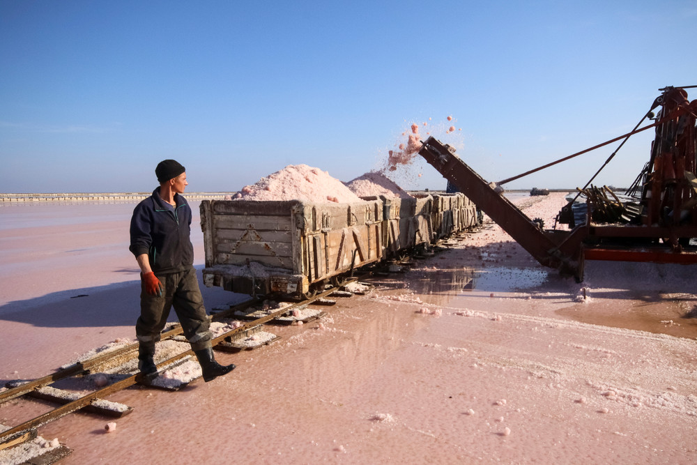 Добыча розовой соли в Крыму