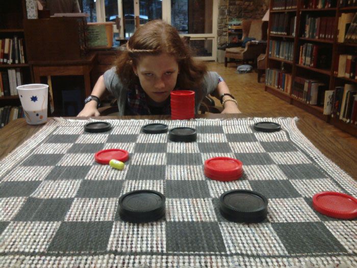 Кузина, проигрывающая в шашки, повзрослела еще на год