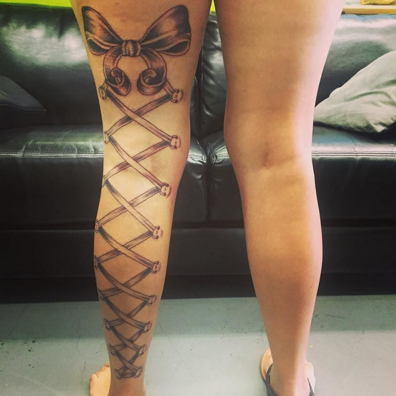 Новый модный тренд в Instagram: татуировки в виде чулок