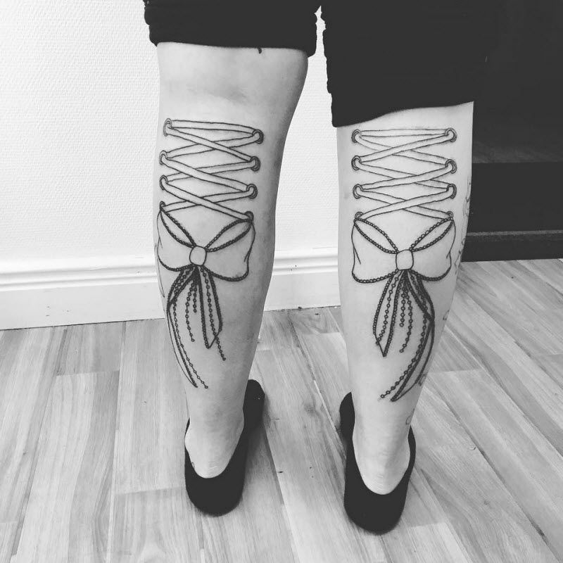 Новый модный тренд в Instagram: татуировки в виде чулок