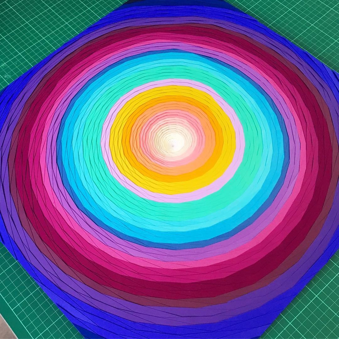 Разноцветные 3D-композиции из бумаги от Мод Вантур
