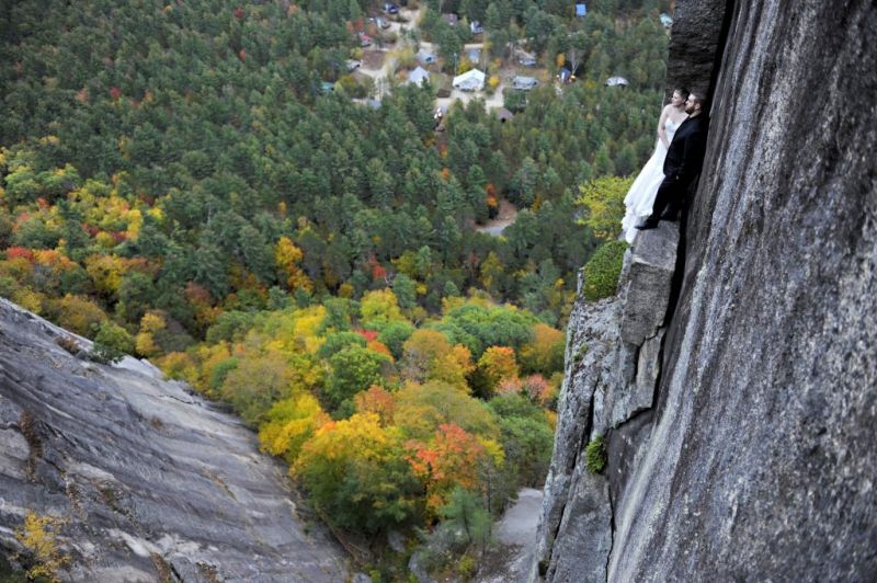 Экстремальная свадебная фотосессия на краю скалы