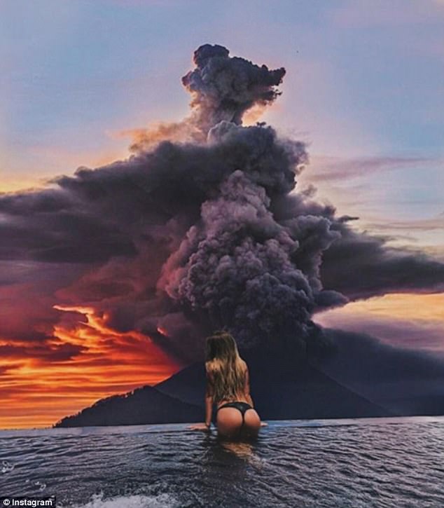 Фотографии туристов на фоне дымящегося вулкана Агунг