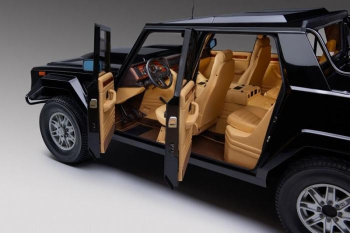 Lamborghini LM002 - суперкар среди вездеходов с 12-ю цилиндрами