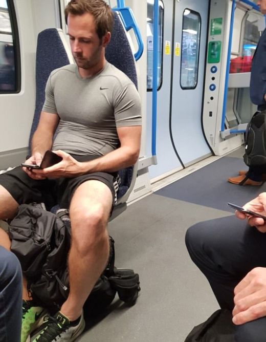 Девушки фотографируют мужчин в лондонском метро