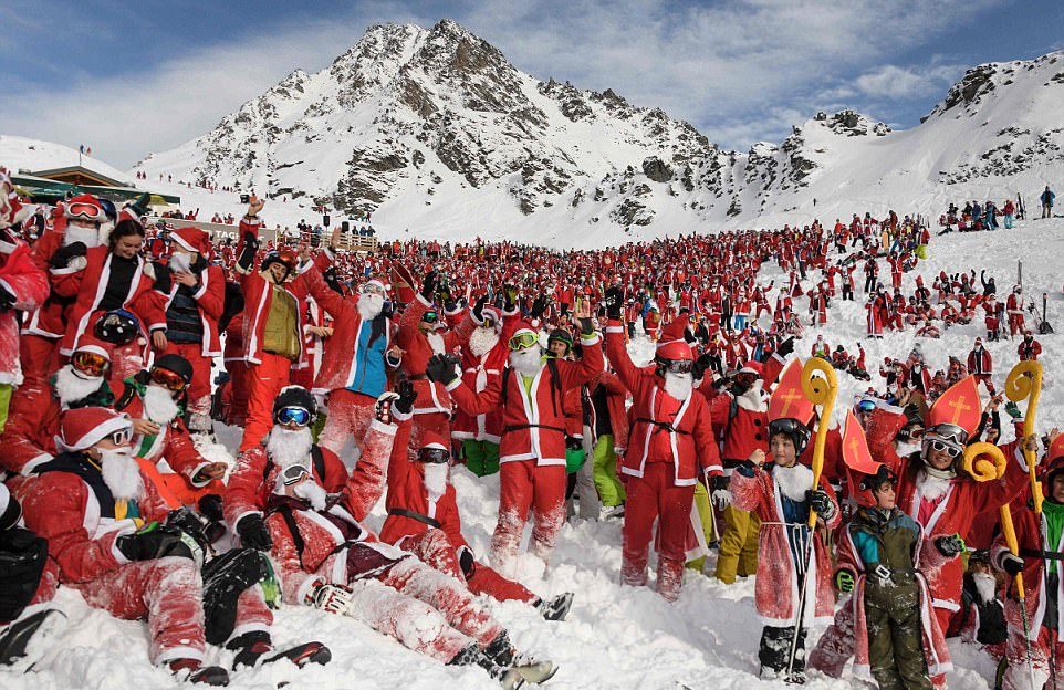 Более 2600 Санта-Клаусов открыли горнолыжный сезон в Альпах