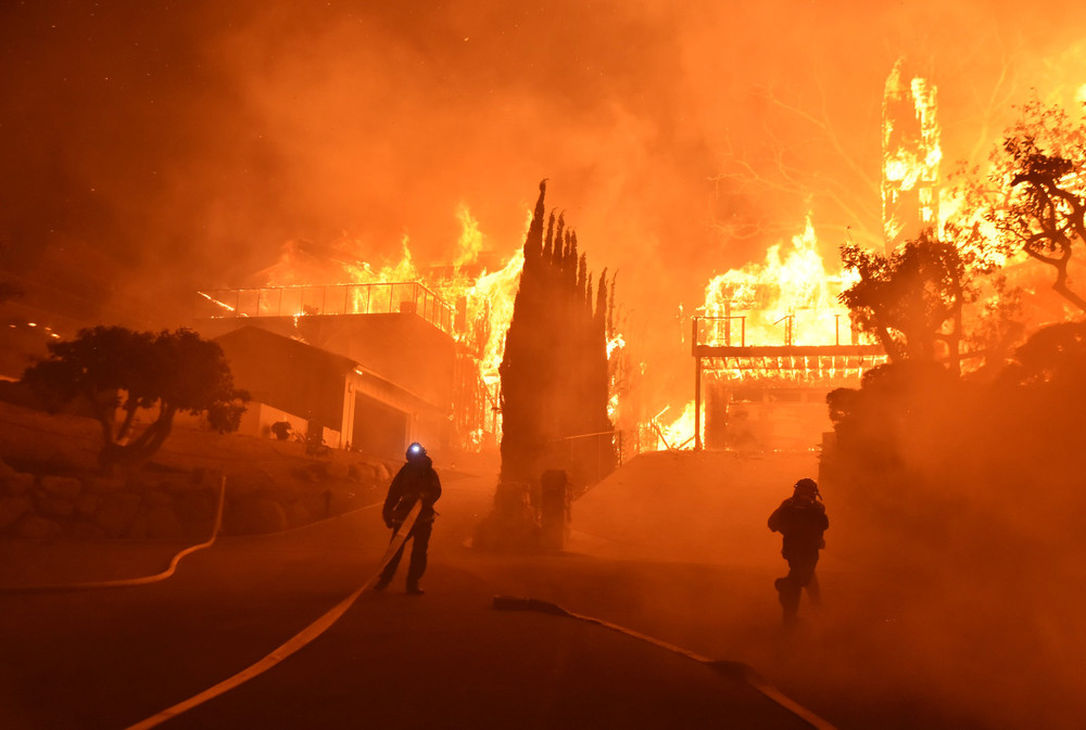 Лесной пожар бушует в Южной Калифорнии