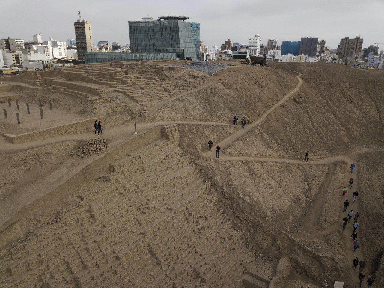 Разрастание городов угрожает древним руинам в Перу