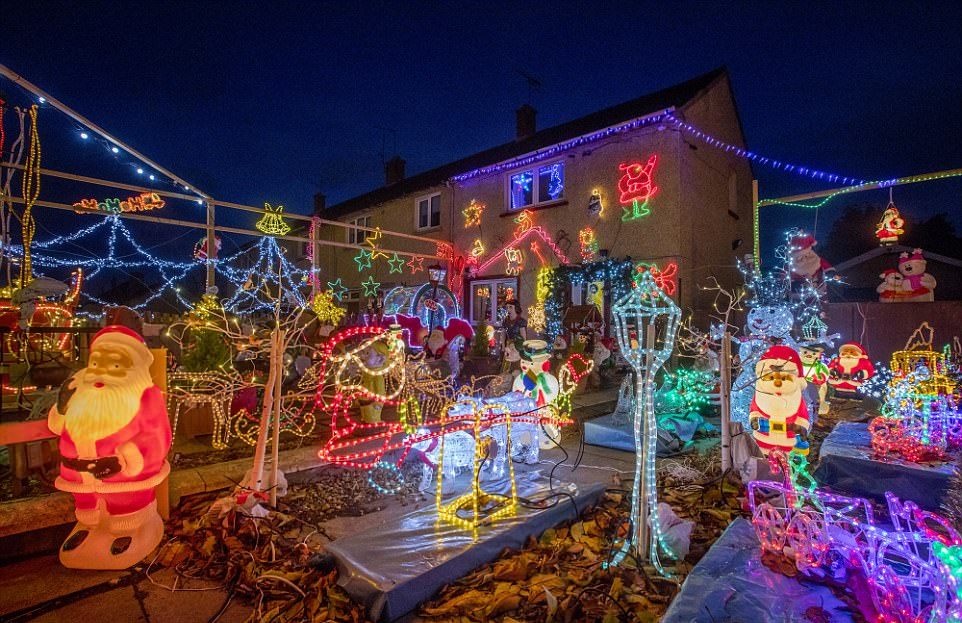 Британец каждый год украшает свой дом и двор к Рождеству