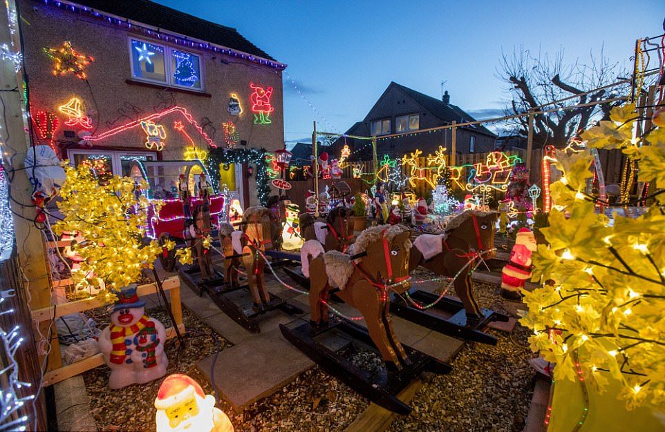 Британец каждый год украшает свой дом и двор к Рождеству