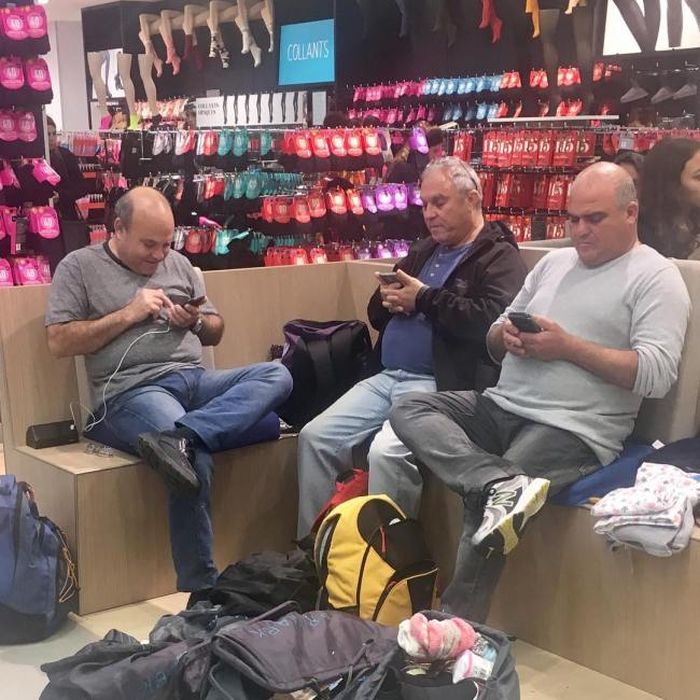 Мужчины попали на шопинг