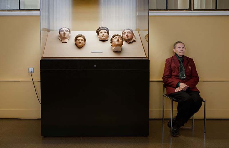 Смотрительницы российских музеев в фотосерии от американского фотографа