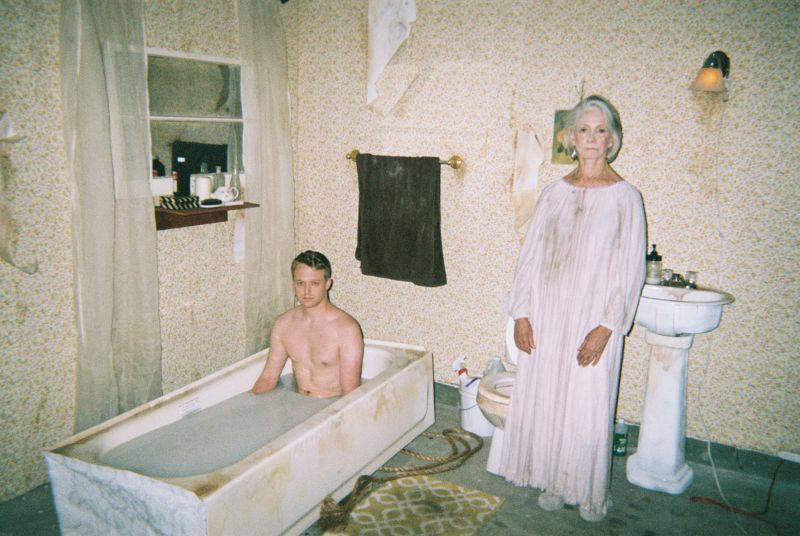 Бабуля предлагает мужикам молочные ванны под ее надзором