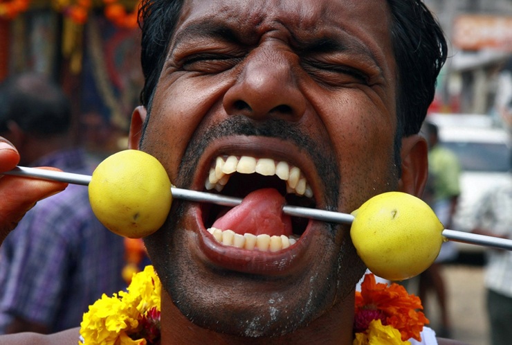 Шокирующие ритуалы в Индии