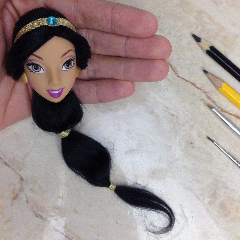 Бразильский художник дарит старым куклам прически и макияж