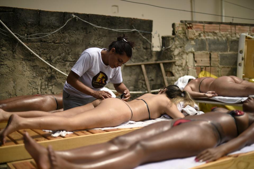 Бразильянки создают идеальные линии от бикини после загара