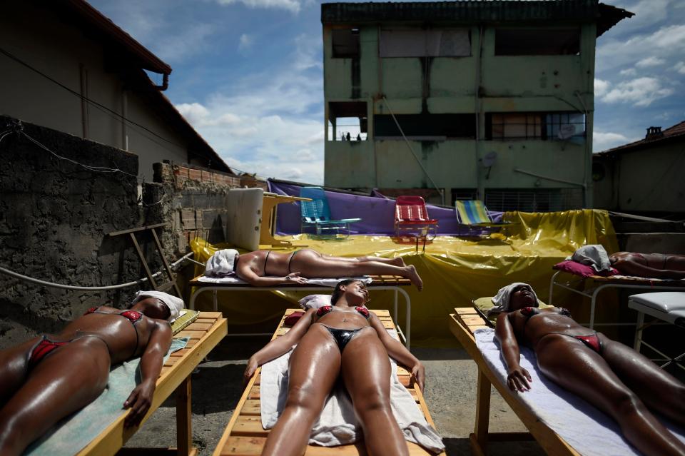 Бразильянки создают идеальные линии от бикини после загара