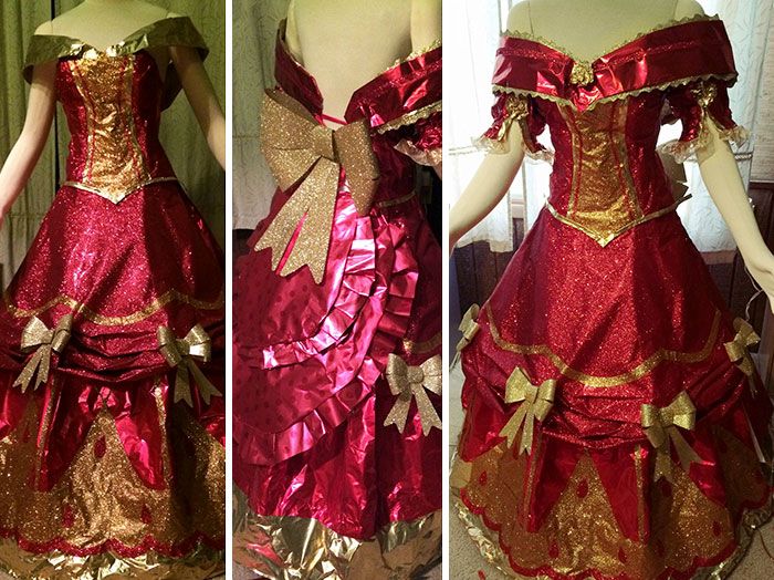 Девушка создает яркие платья из подарочных упаковок
