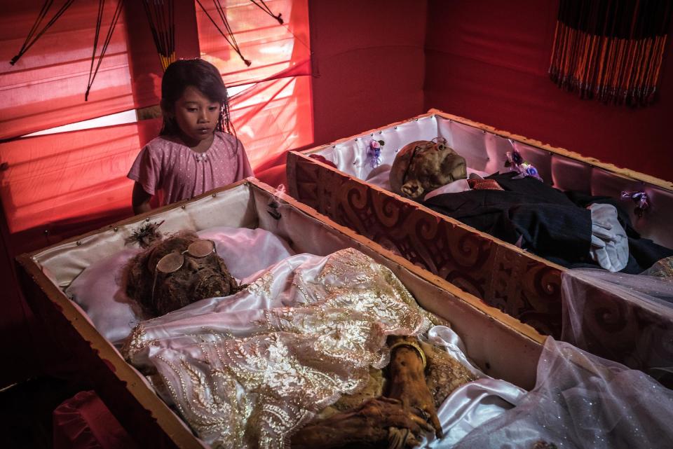 Индонезийские крестьяне раз в три года выкапывают умерших родственников