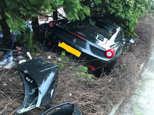 Ferrari 458 Spider въехал в сад