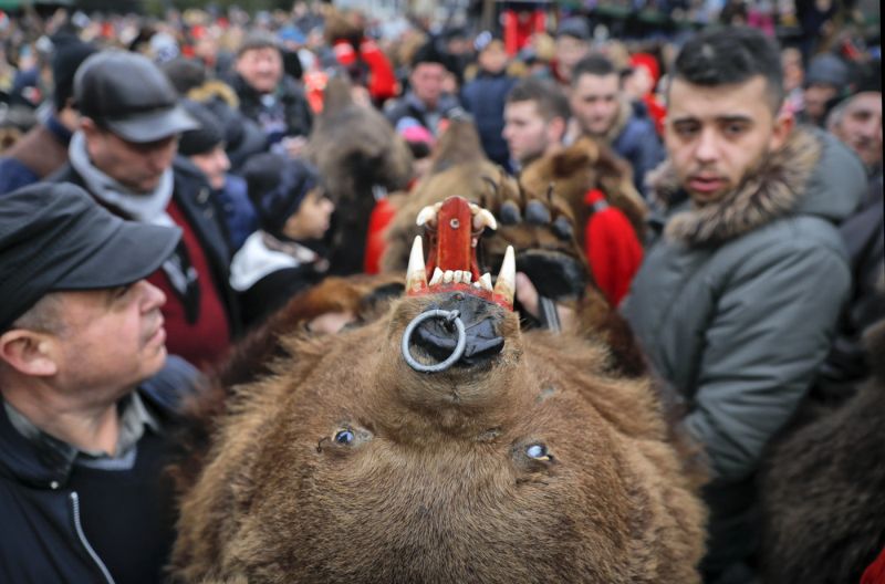 Румынский новогодний обряд с толпой медведей