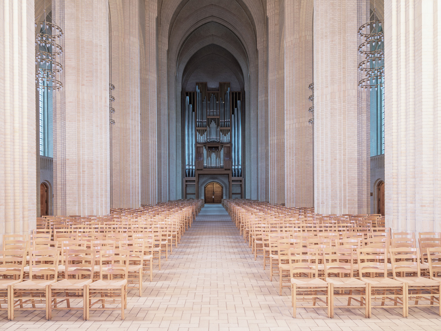 Фотографии величественной церкви в стиле экспрессионизма