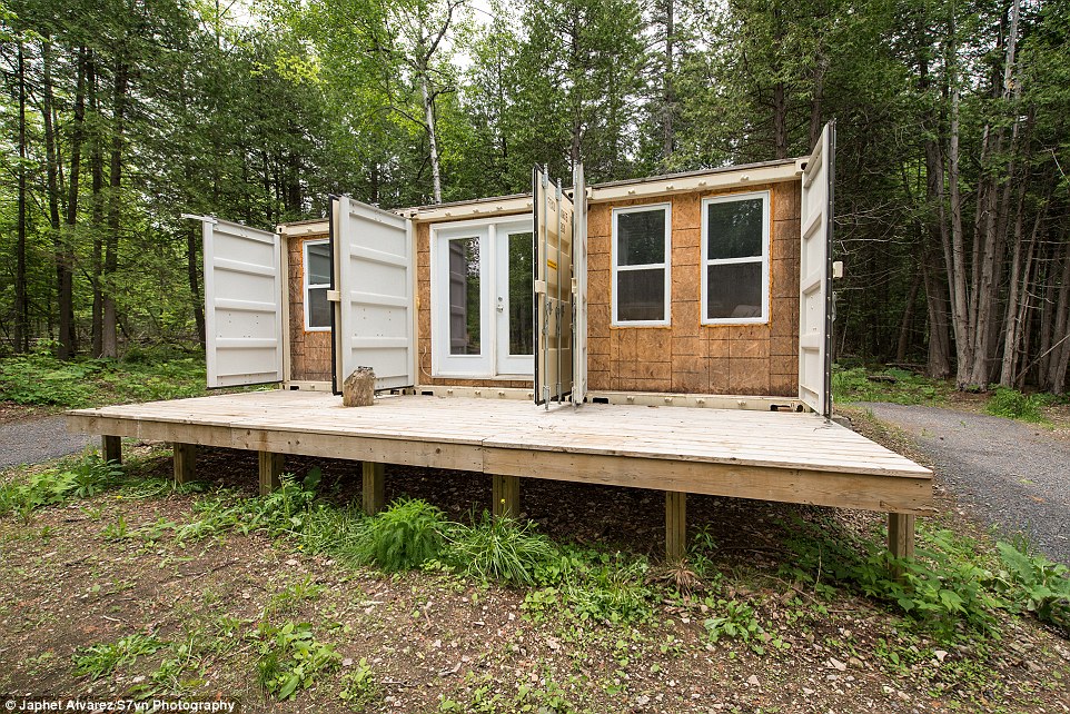 Канадец построил дом из контейнеров