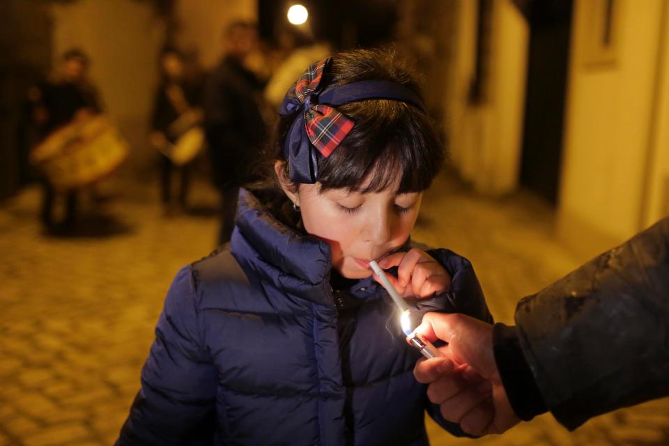 Праздник курящих детей в Португалии