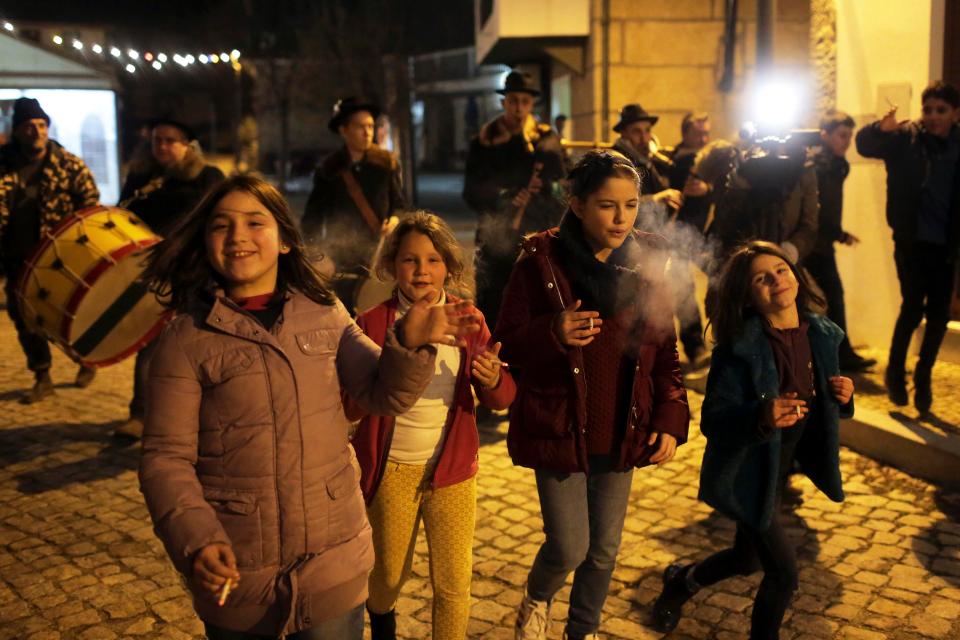 Праздник курящих детей в Португалии