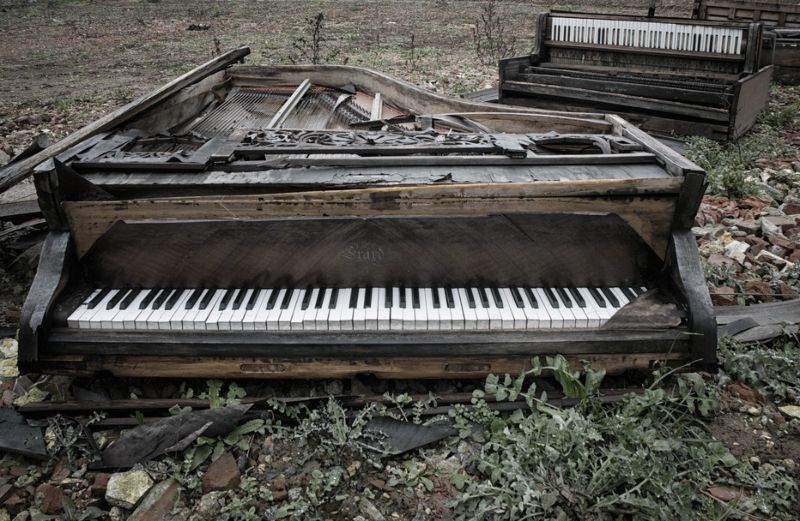 Заброшенные фортепиано и рояли со всего мира