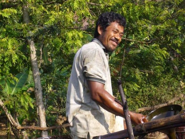 Как местные жители добывают нефть на острове Суматра