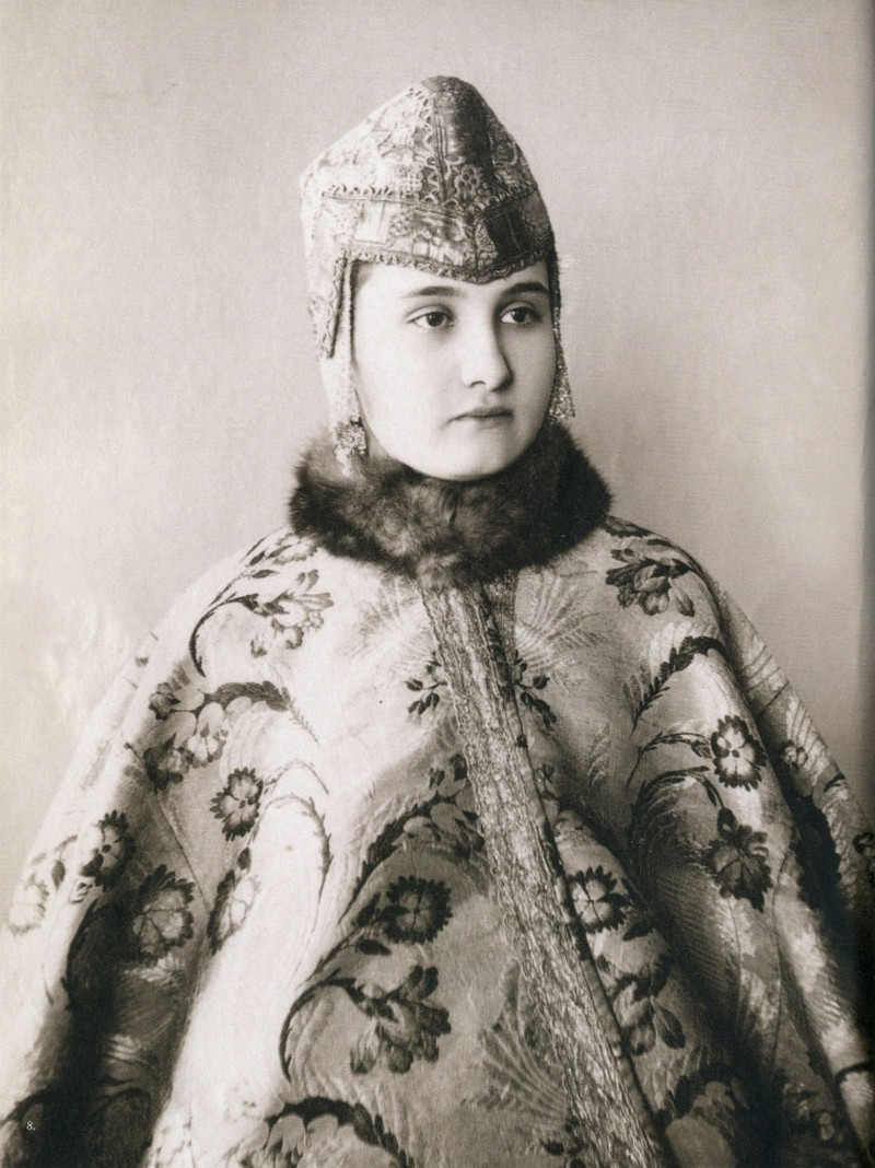 Русские женщины 19-го века в традиционных костюмах