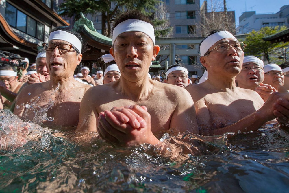 Традиционное купание в холодной воде в Японии