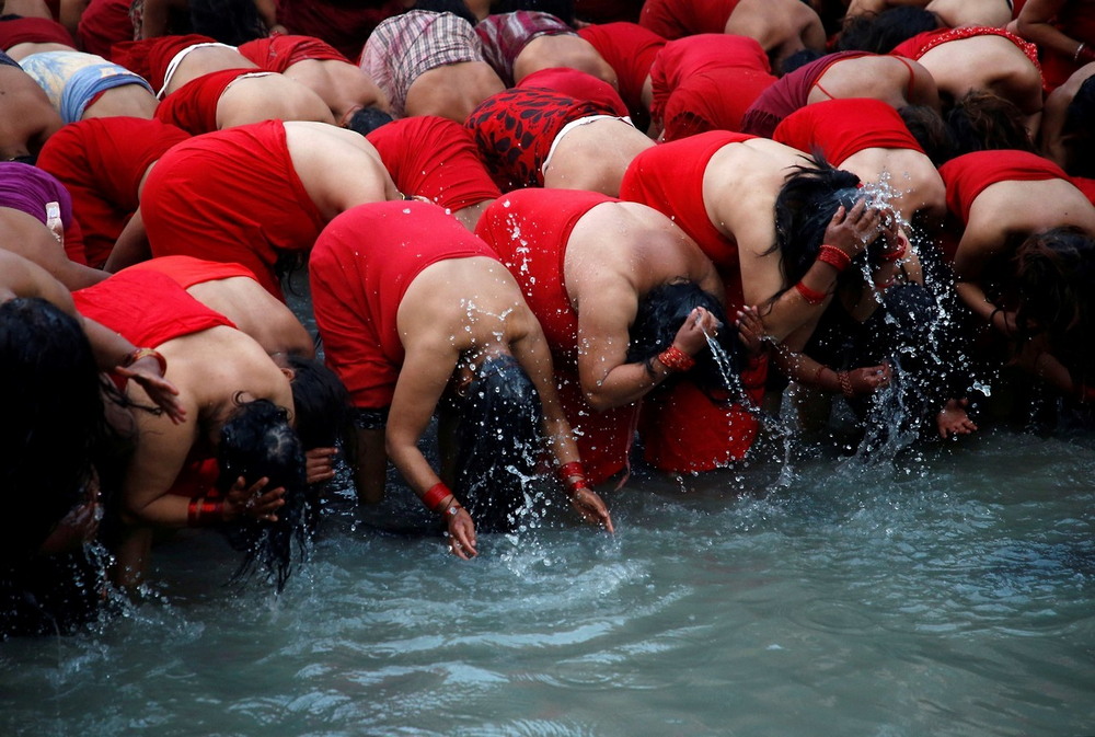 Священное купание в Непале