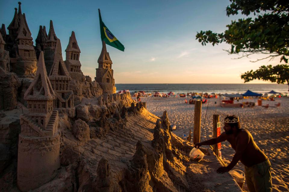 Король пляжа: бразилец 22 года живет в песчаном замке