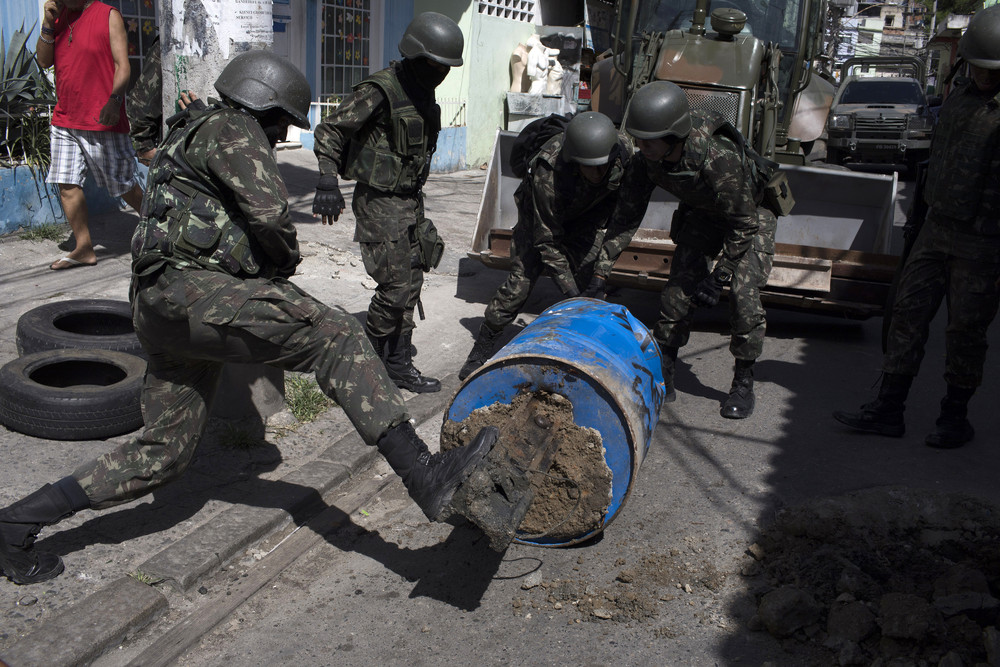 Военные и борьба с преступностью в трущобе Рио-де-Жанейро