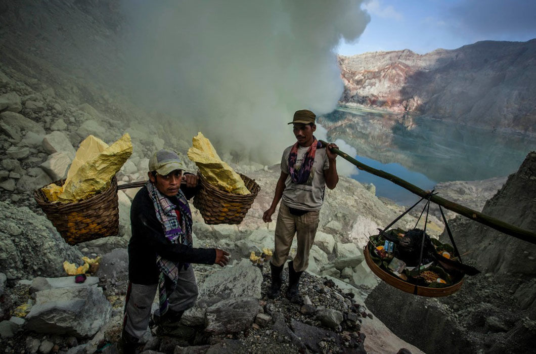Как добывают серу в кратере вулкана Иджен