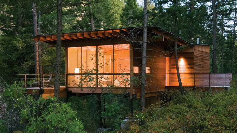 Небольшой деревянный дом у озера в США