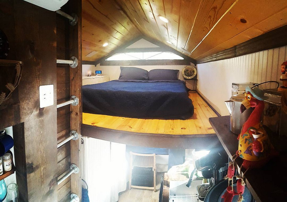 Студент не захотел жить в общежитии и построил домик
