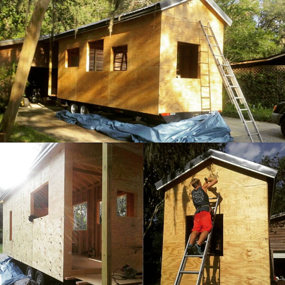 Студент не захотел жить в общежитии и построил домик