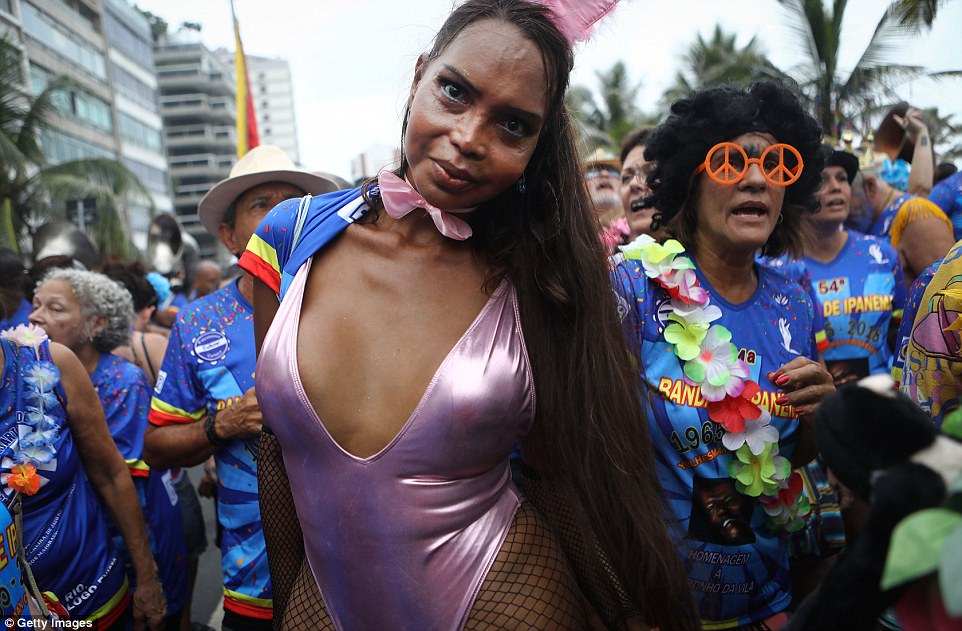 Бразильцы раздеваются на репетиции карнавала