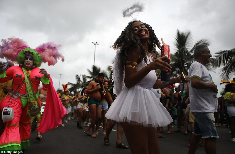 Бразильцы раздеваются на репетиции карнавала