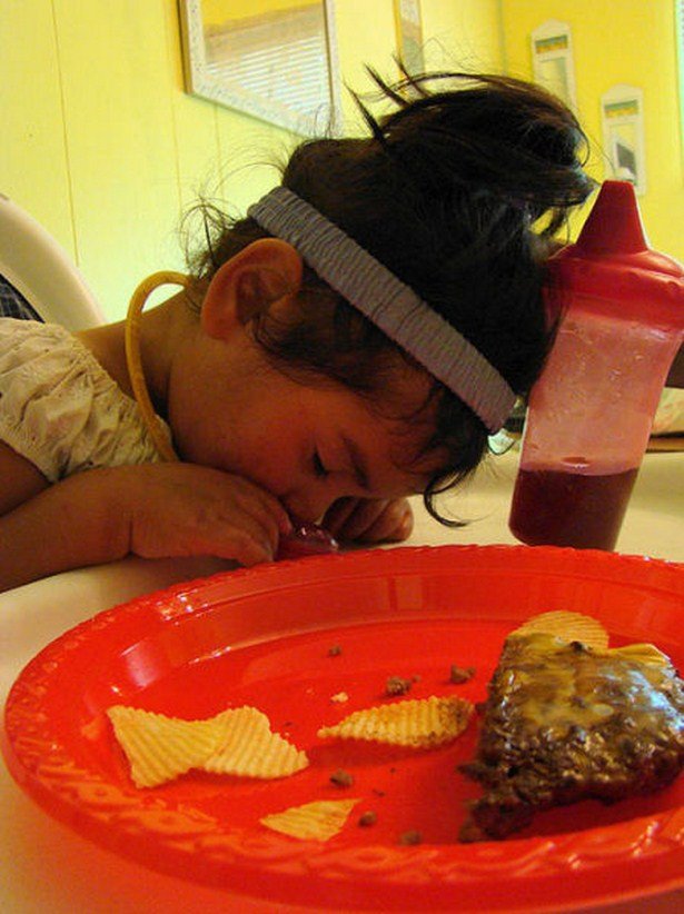 Дети, уснувшие во время еды