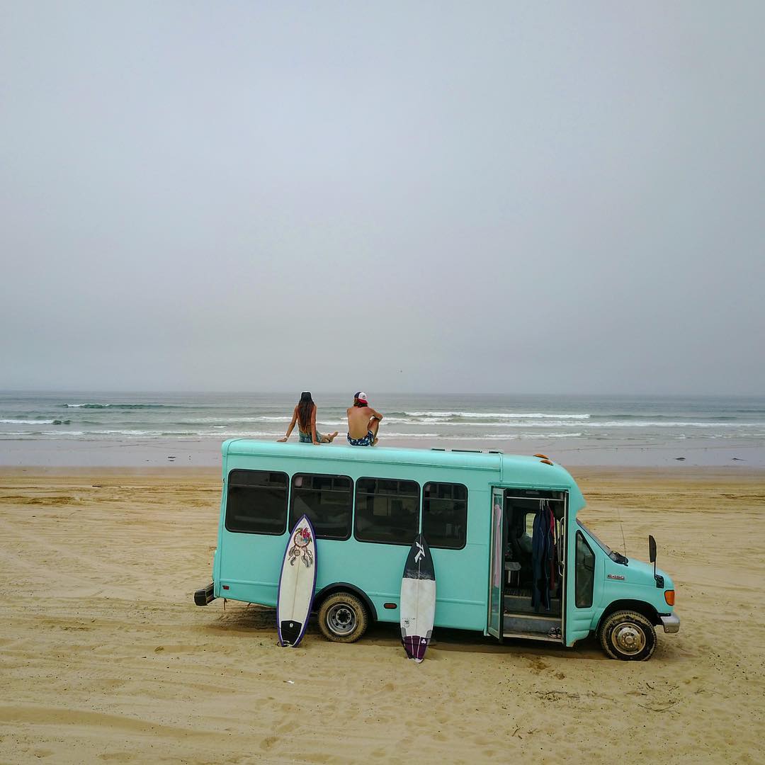 Молодожены путешествуют по Америке в школьном автобусе