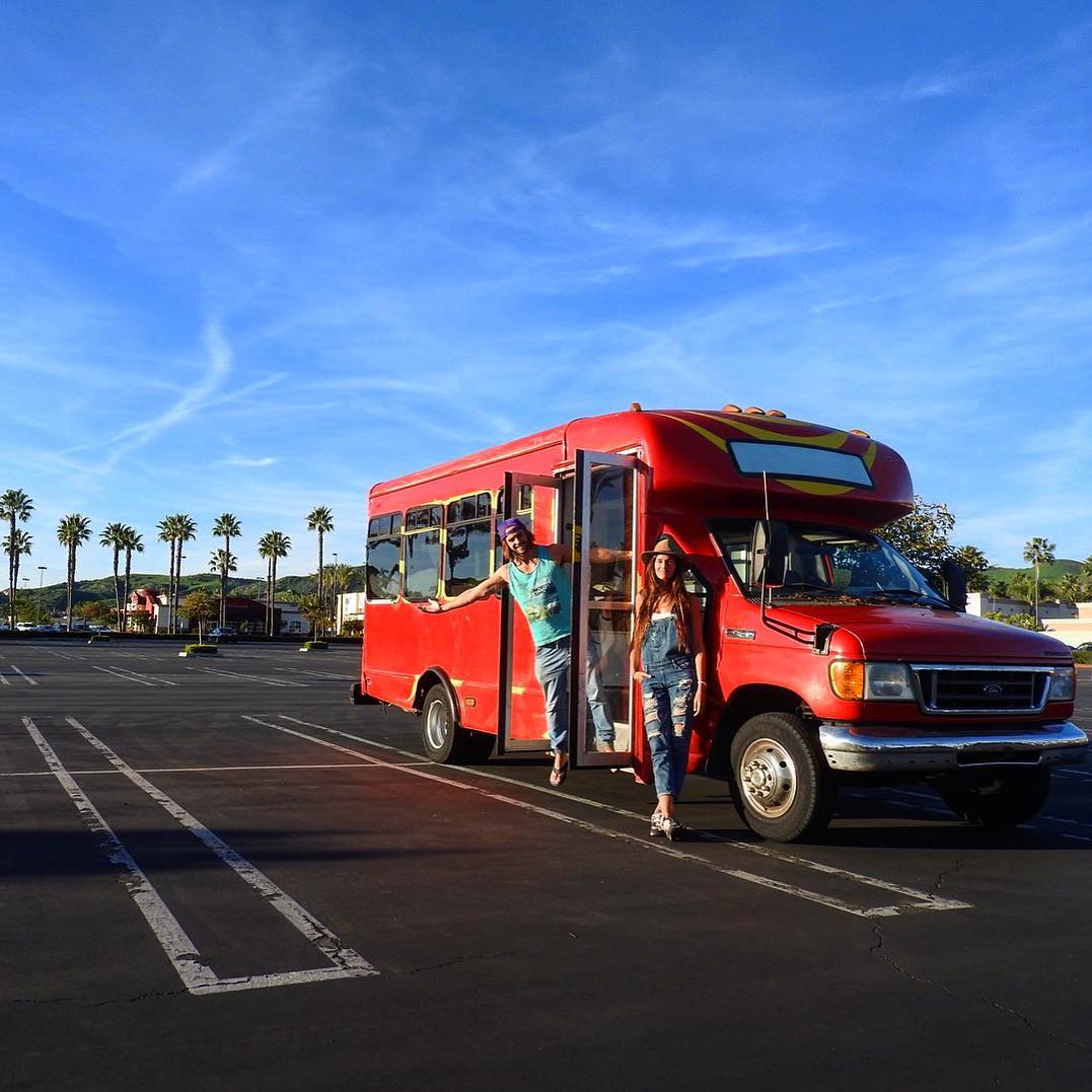 Молодожены путешествуют по Америке в школьном автобусе